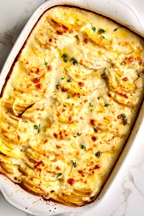 Best Creamy Au Gratin Potatoes Recipe (Dad's Famous) - CucinaByElena Homemade Au Gratin Potatoes, Creamy Au Gratin Potatoes, Au Gratin Potatoes Recipe, Gratin Potatoes Recipe, Potato Gratin Recipe, Potato Sauce, Loaded Potatoes, Au Gratin Potato Recipes, Au Gratin Potatoes