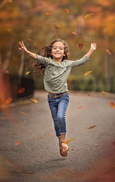 Pose Portrait, Children Photography Poses, Childrens Photography, Fall Photoshoot, Child Photography, Shooting Photo, Kids Portraits, Autumn Photography, Children Photography