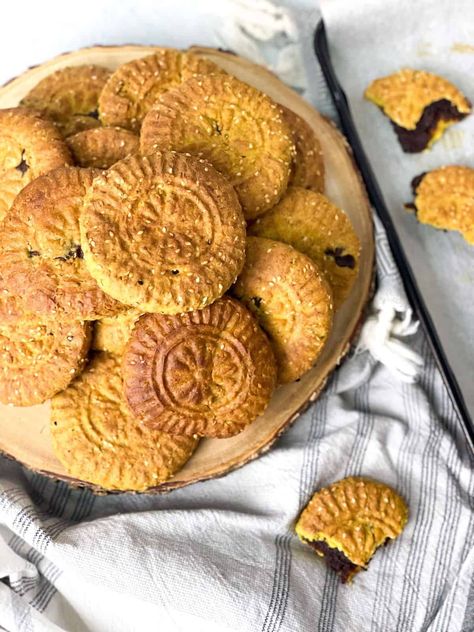 Ka’ik cookies also known as kaak Lebanese Kaak Recipe, Kaak Recipe, Lebanese Dinner, Maamoul Recipe, Muffins Birthday, Turkish Spices, Middle Eastern Dessert, Cake Blueberry, Fasting Prayer