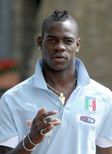 He somehow can make a popped collar look good. | 49 Reasons Italy Is Definitely The Steamiest Team In The World Cup Italian Soccer Team, League Fits, Mario Balotelli, 2000s Football, Football Aesthetic, Popped Collar, Italian Football, Small Minds, Old Football