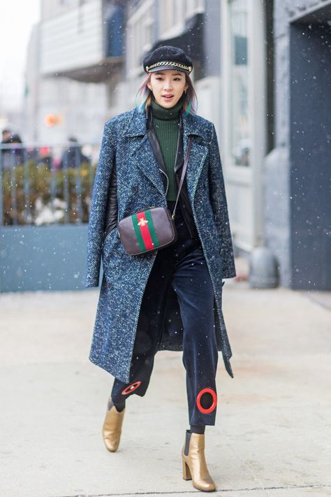 A simple turtleneck + coat combo can instantly be elevated with a vintage newsboy hat, a bold stripe crossbody bag, and metallic booties Chelsea Boots Street Style, Newsboy Outfit, Jeans Chelsea Boots, Boots Street Style, Tweed Cap, Irene Kim, Cap Outfit, Street Style Bags, New York Fashion Week Street Style