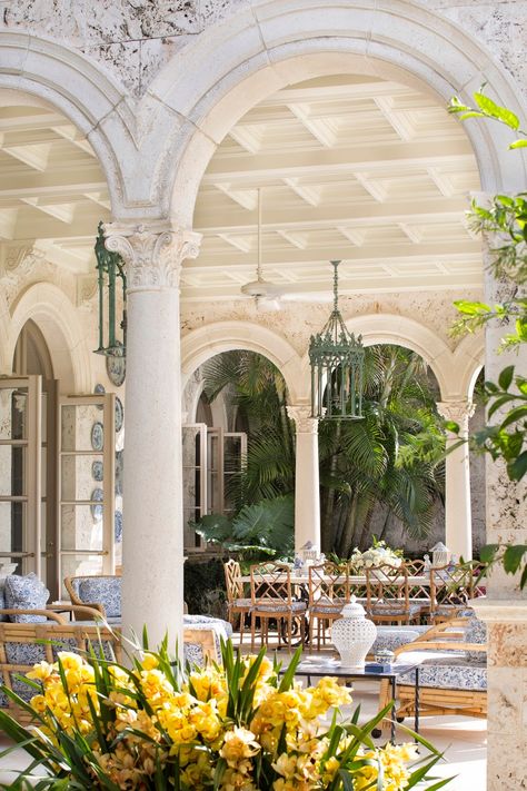 .Alfresco Palm Beach Chic, Palm Beach Style, Tuscan Style, Design Exterior, Beach Chic, Home Modern, Outdoor Dining Area, Outdoor Rooms, 인테리어 디자인