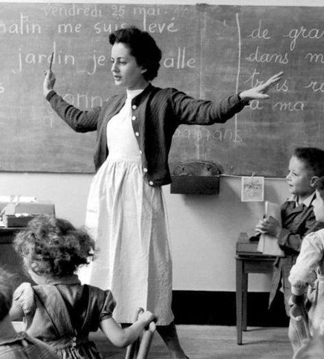 Elementary Teacher Aesthetic, Art Teacher Aesthetic, Teacher Vision Board, Teacher Aesthetic, Literature Teacher, Teacher Photo, My Future Job, Robert Doisneau, Primary School Teacher