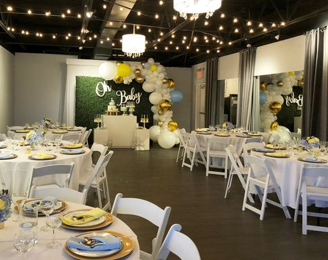 Small Event Hall Design, Small Venues Ideas, Small Birthday Venue Ideas, Small Party Room Ideas, Retail Event Space, Blank Event Space, Modern Event Space Interior Design, Event Hall Decoration, Event Studio Design