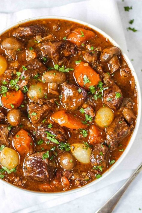 BEEF BOURGUIGNON - Easy & Delicious Beef Stew Recipe. The perfect winter warmer dinner. Ideal for freezing, cooking in the pressure cooker, Instant Pot or slow cooker. Just like Julia Child, this French recipe is a favourite in our house! Also easily adaptable to be Slimming World friendly and gluten free. #tamingtwins #beefbourguignon #beefstew #pressurecookerrecipes #instantpotrecipes #freezermeals #freezerrecipes #winterrecipes #autumnrecipes #beefcasserole #frenchfood Beef Bourguignon Slow Cooker, Tasty Beef Stew Recipe, Easy Beef Bourguignon, Delicious Beef Stew, Shake Recipes Healthy, Beef Bourguignon Recipe, Tasty Beef Stew, Beef Stew Recipe, God Mat