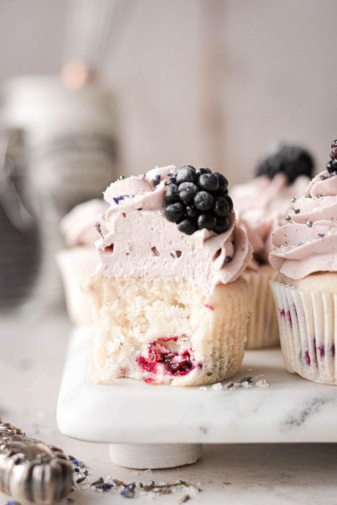 Blackberry Cupcakes Recipes, Spring Cupcakes Flavors, Spring Cupcake Recipes, Berry Cupcake, Blackberry Cupcakes, Lavender Cupcakes, Berry Cupcakes, Summer Cupcakes, Spring Cupcakes