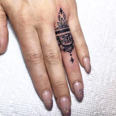 13 Finger Tattoos Prettier Than Your Flashy Rings - theFashionSpot Fingers Tattoo, Ring Tattoo Designs, Henne Tattoo, Wedding Band Tattoo, Tattoo Band, Tattoo Finger, Tattoo Wallpaper, Ring Tattoo, Small Finger Tattoos