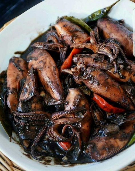 Dive into the rich flavors of the Philippines with this mouthwatering Adobong Pusit recipe. Perfect for seafood lovers, this dish combines tender squid with a savory blend of soy sauce, vinegar, and garlic, creating a delightful balance of tangy and umami. Easy to prepare and packed with authentic taste, it's an ideal choice for a cozy dinner at home. Whether you're new to Filipino cuisine or a seasoned fan, this recipe is sure to impress your taste buds and transport you to the vibrant islands of the Philippines. Pusit Recipe, Filipino Dinner Recipes, Filipino Seafood, Filipino Dinner, Adobong Pusit, Pilipino Food Recipe, Korean Sweet Potato Noodles, Korean Sweet Potato, Philippines Recipes