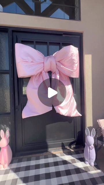 Extra Large Bow Diy, Diy Big Bow For Christmas Tree, Big Bow Diy, How To Make Big Bow, Big Bow Tutorial, Diy Large Bow, How To Make A Big Bow With Ribbon, How To Make A Big Bow, Bow Decorations Party