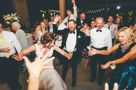 Wedding Photo With Guests, Wedding Reception Photo Inspiration, People Dancing At Wedding, Wedding Dance Floor Pictures, Wedding Action Shots, Non Traditional Wedding Pictures, Wedding Dance Floor Photography, Wedding Photos Dancing, Wedding Photography Dancing