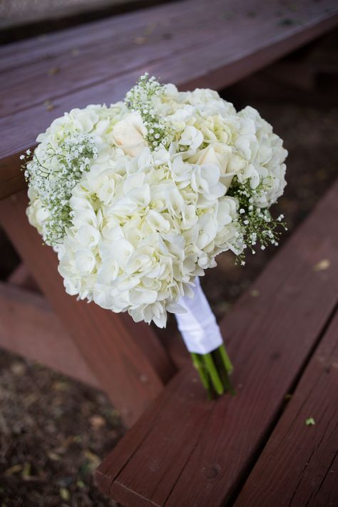 Wedding Flowers White Roses, White Hydrangea Bouquet, White Hydrangea Wedding, Bride Ceremony, Hydrangea Bouquet Wedding, Hydrangea Bouquet, Hydrangeas Wedding, Babies Breath, Prom Flowers