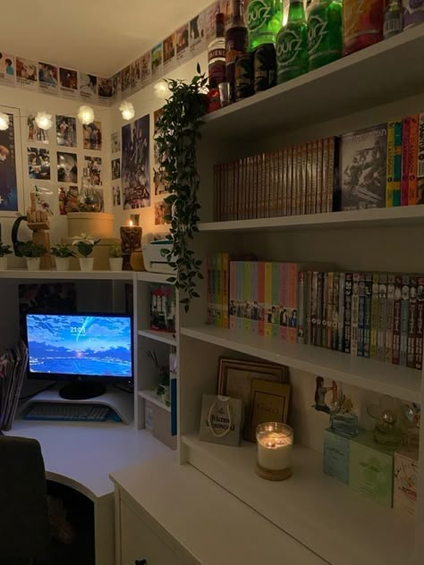 Anime Inspired Apartment, Desk Areas Bedroom, White Board Room Ideas, Bedroom Inspirations With Desk, Tiny Room Organization Bedroom, Room Inspo Books, Room Anime Ideas, Bedroom Inspo Anime, Manga Bedroom Ideas