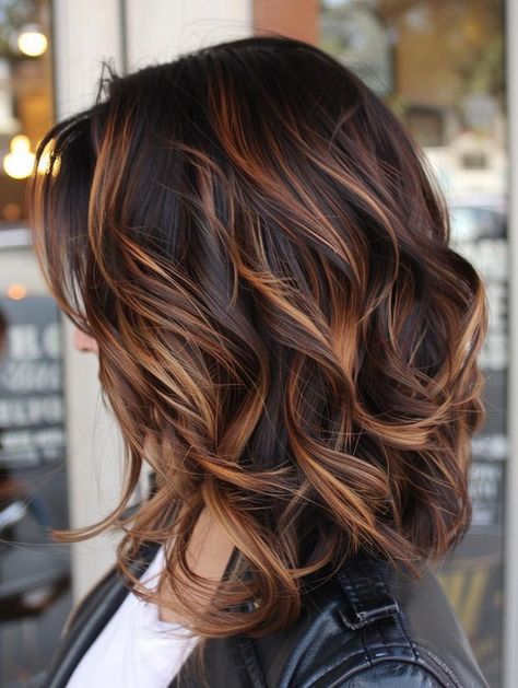 Discover 30 stunning fall hair colors, from rusty red to deep teal, perfect for adding warmth and style to your look this season. Balayage Styles, Rambut Brunette, Caramel Hair, Brown Hair Balayage, Brown Balayage, Types Of Hair, Hair Color Pink, Balayage Brunette, Brown Blonde Hair