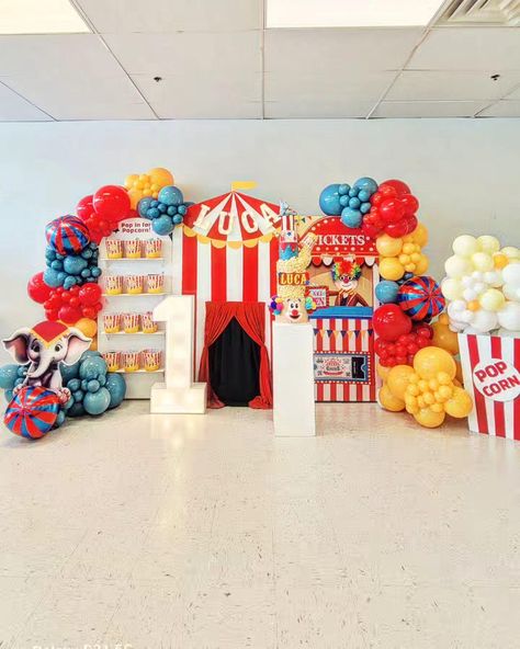 Circus Party theme! Ready to dive into the Full Party experience? #CircusVibes #CircusTheme #Balloonscircus #balloonbackdropcircus #partythemecircus #circus #circo #fiestacirco #circofiesta #circodecoracion @ginoscakes @fullpartytx Circus Theme Balloon Arch, Circus Balloon Arch, Circus Party Decor, Carnival Backdrop, Circus Party Decorations, Circus Birthday Party Theme, Boys First Birthday Party, Boys First Birthday Party Ideas, Circus Theme Party