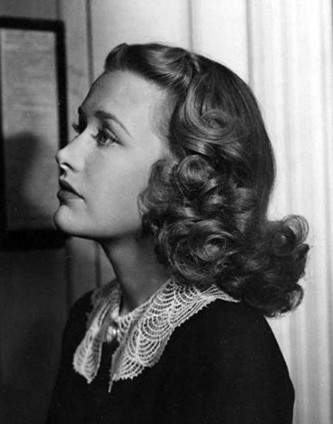 Priscilla Lane in Dust Be My Destiny (1939) 1930 Hair, Priscilla Lane, 1930s Hair, 40s Hairstyles, 1940s Hairstyles, My Destiny, Hairstyle Inspiration, Vintage Versace, Hairstyle Tutorial