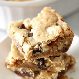 Loaded Blonde Brownies {Blondies} Recipe - Six Sisters' Stuff Blondie Brownies Recipe, Brownie Recipe With Oil, Easy Blondies Recipe, Recipes With Butterscotch Chips, Healthy Blondies, Oreo Blondies, Blonde Brownie Recipe, Best Blondies Recipe, Blonde Brownie