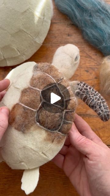 Felt Turtle, Wool Sculpture, Needle Felting Tools, Needle Felting Tutorial, Felt Craft Projects, Sea Turtle Art, Needle Felting Diy, Felted Wool Crafts, Wool Needle Felting