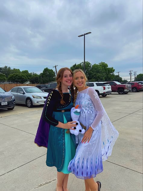 Two teenage girls dressed for Halloween! Disney Costumes For 3 People, Diy Anna And Elsa Costume, Duos Dress Up, Anna Elsa Halloween Costume, Elsa Anna Costume, Best Friend Halloween Costumes Disney, Elsa And Anna Halloween Costumes College, Halloween Costume For Sisters, Cute Duo Halloween Costumes Best Friends Disney