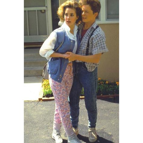 Jennifer Parker Costume - Back to the Future Check more at https://costumerocket.com/jennifer-parker-costume/ Back To The Future Fashion, 80s Fashion Essentials, Back To The Future Inspired Outfits, 1980s Casual Fashion, 80s Sitcom Fashion, Back To The Future Costume Family, Back To The Future Family Costume, Back To The Future Outfit Ideas, Jennifer Back To The Future