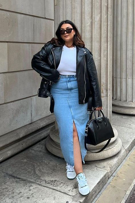 denim maxi skirt and leather jacket outfit Skirt Outfit Ideas Plus Size, Denim Skirt Outfit Winter, Maxi Skirt Outfit Ideas, Denim Maxi Skirt Outfit, Denim Skirt Outfit Ideas, Outfit Ideas Plus Size, Curvy Casual Outfits, Outfits Gorditas, Denim Skirt Outfit