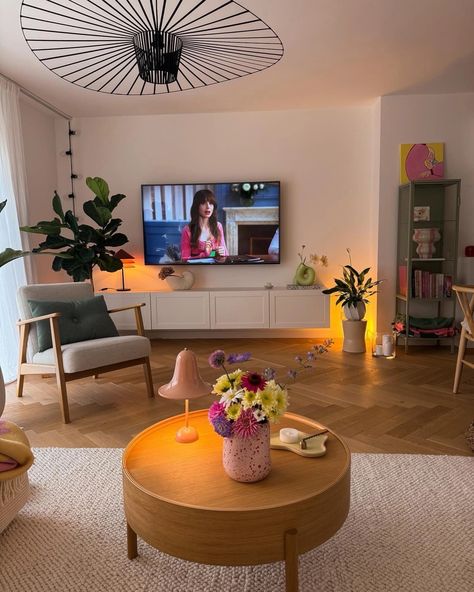 Chic Living Room Decor Small Apartments, Small Apartment Design Living Room, Bright Color Living Room Designs, Living Room Appartement Aesthetic, Minimal Colourful Living Room, Colorful Aesthetic Apartment, Modern Apartment With Color, Modern Colourful Interior, Living Room Designs Pop Of Color