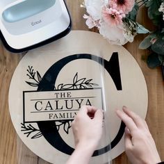 Christmas Food Ideas For Dinner, Family Monogram Sign, Spam Mail, Cricut Explore Projects, Idee Cricut, Family Monogram, Projets Cricut, Diy Gifts For Friends, Cricut Projects Beginner