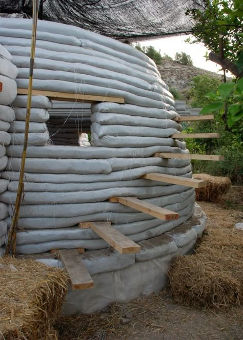 Literatura sustentável: Um livro que te ensina construir uma casa do chão ao teto Earthbag House Plans, Earthbag Home, Earthbag House, Earth Ship, Cob Building, Casa Hobbit, Earth Bag Homes, Dome Building, Earth House