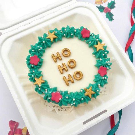 The Bento cake is trending all over Instagram. This Korean cake looks adorable as it is a mini cake nestled in a takeout box. Its simple decoration makes it stand out and easy to bake at home. Credit - @whishnwhipbyishmaishana #christmasdecore Simple New Year Cake Design, Bento Cake Design Ideas, Bento Cake Design, Easy Christmas Breakfast, Bake Sale Treats, Cake Design Ideas, Christmas Cakes Easy, Christmas Pastries, Easy To Bake