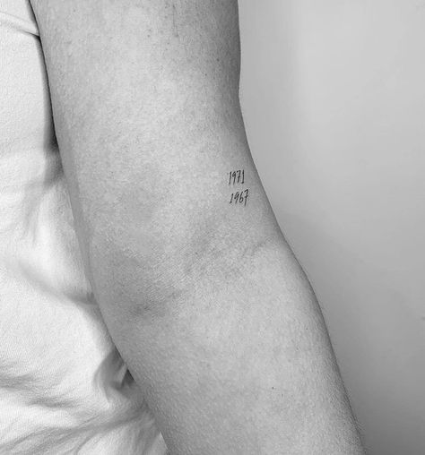 Year Dates Tattoo, Minimalist Grandparents Tattoo, Simple Birth Year Tattoo, Tiny Birthday Tattoos, Delicate Date Tattoo, Creative Number Tattoo, Small Tattoo For Parents, Fine Line Year Tattoos, Fine Line Tattoos Meaningful