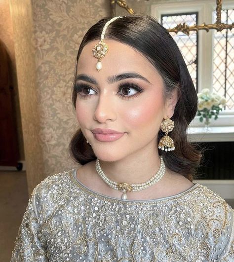 Soft Pakistani Makeup Look, Desi Wedding Makeup Natural, Pakistani Makeup Looks Natural, Wedding Glam Makeup Brides, Desi Makeup Looks Natural, Desi Makeup Looks, South Asian Wedding Makeup, Desi Makeup, Asian Bridal Jewellery