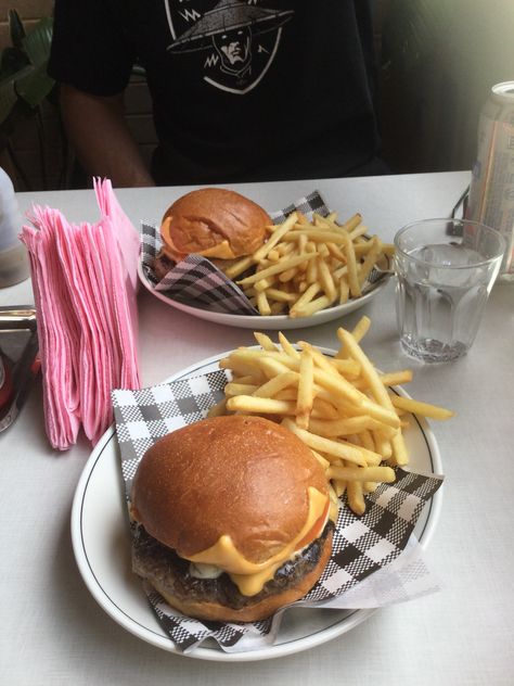 a photo of burgers and chips i took @ a restaurant Recipes For Weight Gain, Cheesy Chips, Burger And Chips, Homemade Chips, Weight Gain Meals, Beef Burger, Food Obsession, Food And Recipes, I Love Food