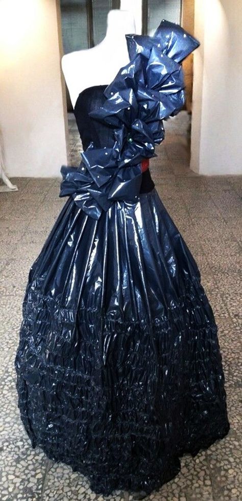 40 DIY Plastic Bag Recycling Projects Recyclable Dress Recycled Fashion, Trash To Fashion Ideas, Trash Bag Dresses, Dress Out Of Recycled Materials, Bin Bag Dress, Garbage Outfit, Trash To Fashion, Recycle Gown Design, Trash Bag Dress Diy