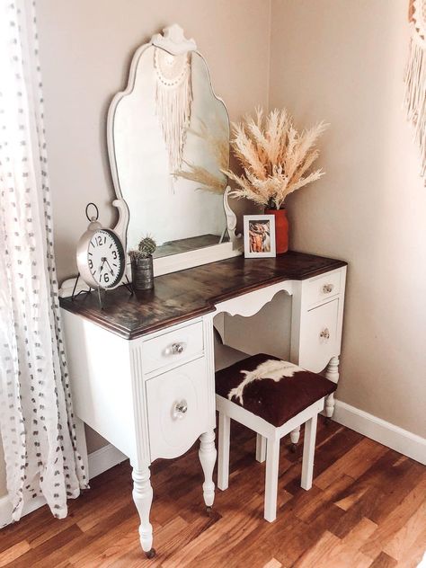 Farmhouse Vanity Table, Western Bedroom Ideas White Furniture, Western Vanity Chair, Rustic Bedroom Vanity, Western Vanity Desk, Western Vanity Ideas Diy, Antique Vanity Decorating Ideas, Vanity Ideas Bedroom Farmhouse, Western Style Vanity