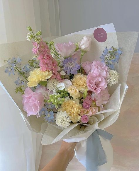 Pastel Flowers Bouquet, Pastel Color Bouquets, Flower Knows Aesthetic, Buqet Flowers, Cute Bouquet Flowers, Flowers Aesthetic Bouquets, Birthday Bouquet Flowers, Cute Flower Bouquets, One Flower Bouquet