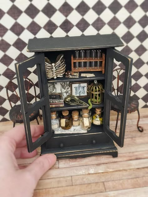 Miniature Witch Room, Creepy Diorama, Spooky Dollhouse Diy, Creepy Miniatures, Haunted Dollhouse Diy Ideas, Creepy Dollhouse, Spooky Dollhouse, Spooky Items, Dollhouse Cabinet