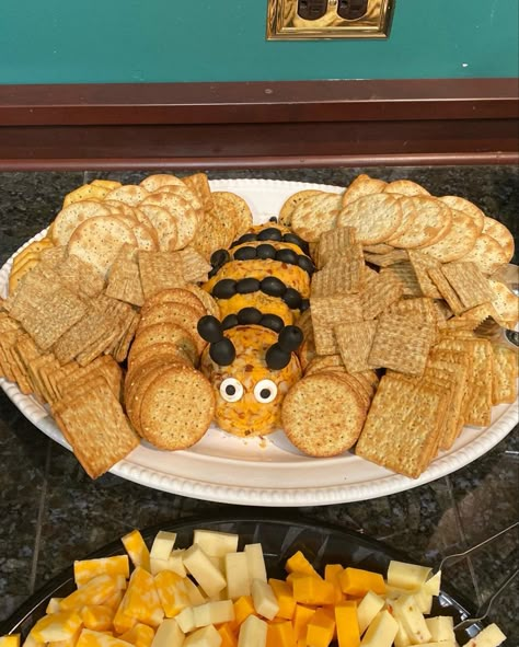 First Beeday Party Food, Beeday Party Food, 1st Bee Day Party Favors, Bee Party Snacks, Honey Bee Party Food Ideas, Bee Party Food Ideas Savory, Honey Bee Party Food, Honey Themed Party Food, Bee Themed Snacks Parties Food