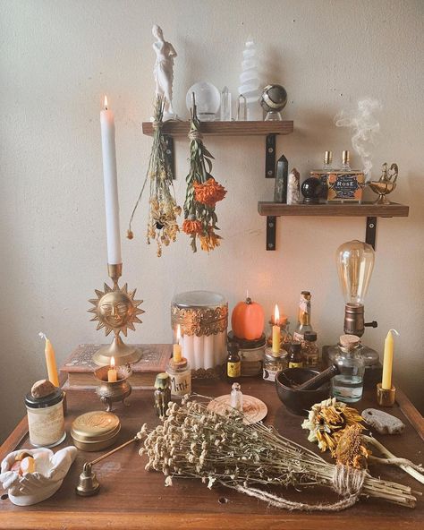 Witches Altar Ideas, Witch Altar Inspiration, Solar Witch, Pagan Alter, Crystal Alter, Sacred Altar, Goddess Altar, Altar Inspiration, Alter Ideas