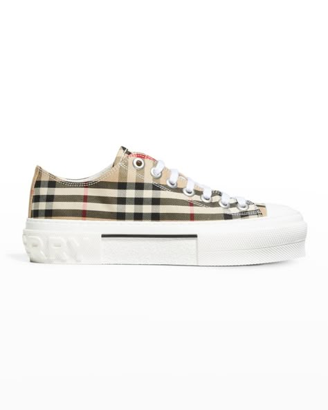 Burberry Shoes Women, Burberry Sneakers, Plaid Heels, Sneaker Outfits Women, Shoes To Buy, Sneaker Stores, Girly Shoes, Burberry Shoes, Burberry Women