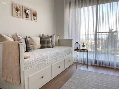 Bu Kuşadası Evi Sakin Yaşama Kolayca Adapte Olmuş! Hemnes Divan, Hemnes Ikea, Small Guest Bedroom, House Room, Dream Rooms, Minimalist Living Room, Study Room, Daybed, Small Bedroom