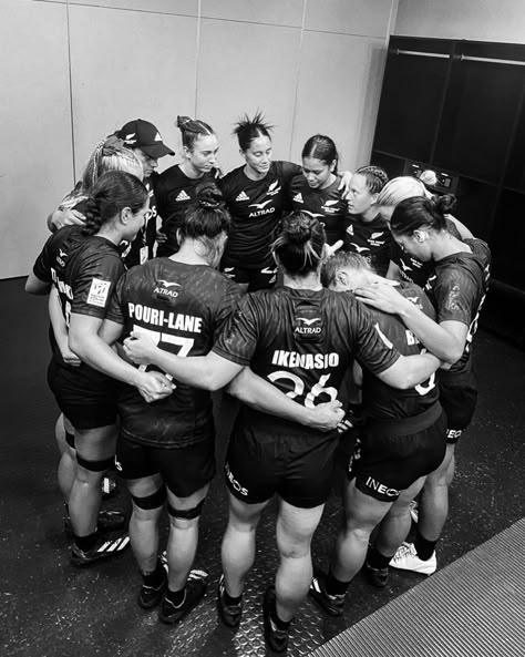 Rugby Girlfriend, Rugby Photos, Team Photoshoot Ideas, Team Huddle, Touch Rugby, Rugby Photography, Rugby Pictures, Rugby 7s, Team Photoshoot