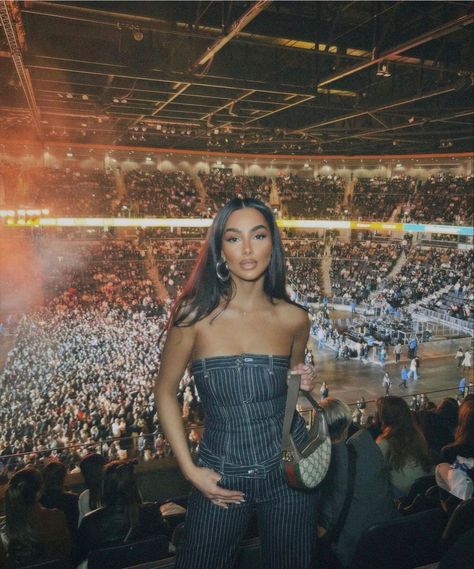 Drake Concert Inspo Outfit, Concert Outfits Drake, It’s All A Blur Tour Outfits, Utopia Concert Outfit, Sza Aesthetic Outfits Concert, Sza Concert Pics, Its All A Blur Tour Outfit, The Weekend Concert Makeup, Baddie Concert Outfits Summer