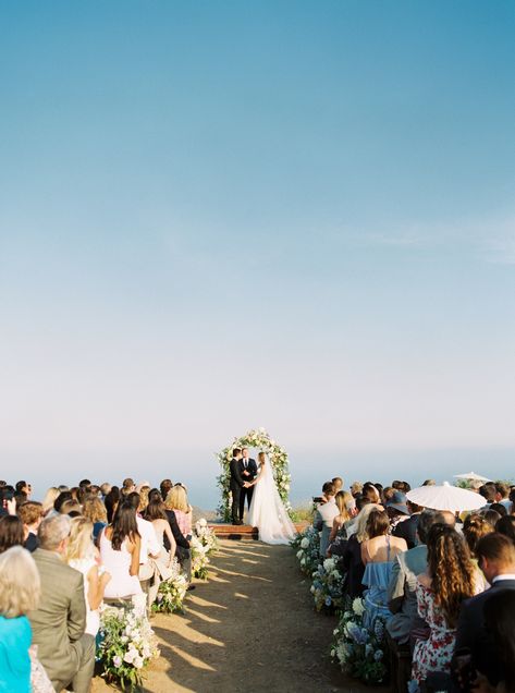 Wedding Overlooking Mountains, Wedding On A Cliff, Cliff Wedding Ceremony, Jennifer Aniston Wedding, Malibu Wedding Venues, Malibu Beach Wedding, Cliff Wedding, Smith Wedding, Ocean Wedding