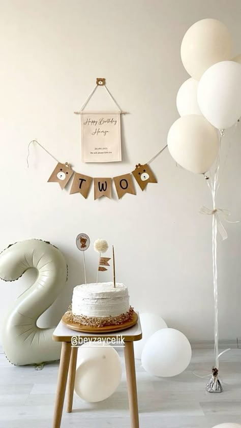 First Birthday Minimalist, Birthday Decorations Simple, Simple Baby Birthday, Torturi Baby Shower, Toddler Birthday Party Themes, Baby Birthday Photoshoot, 2nd Birthday Party For Boys, Simple Birthday Party, Happy Birthday Decor