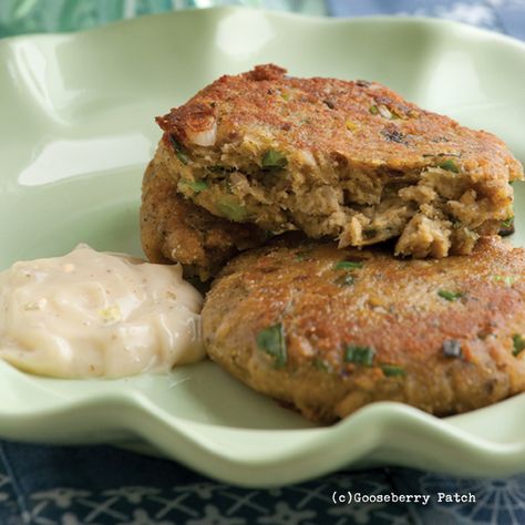 Gooseberry Patch Recipes: Salmon Cornbread Cakes from 150 Best-Ever Cast-Iron Skillet Recipes Cookbook Texas Foods, Gooseberry Patch Recipes, Crab Cakes Recipe, Cornbread Cake, Salmon Cakes Recipe, Quick Salmon, Texas Gulf Coast, Crab Cake Recipe, Gooseberry Patch