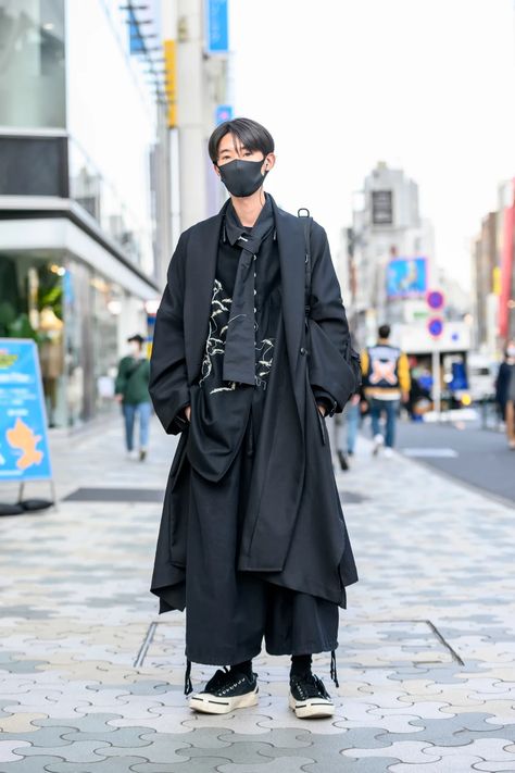 The Best Street Style at Tokyo Fashion Week Fall 2021 | Vogue Streetwear Fashion Tokyo, Harajuku Street Style Men, Men Japanese Street Fashion, Japanese Men's Fashion, Japan Style Man, Japanese Mens Street Fashion, Harajuku Fashion Street Men, Harajuku Mens Fashion, Japanese Men Outfit