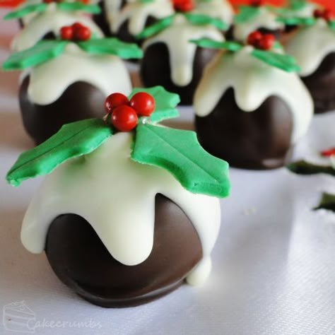 Mini Christmas Puddings, Malteser Cake, Christmas Truffles, Cake Ball, Christmas Cake Pops, Xmas Food, Christmas Sweets, Pudding Cake, Christmas Cakes