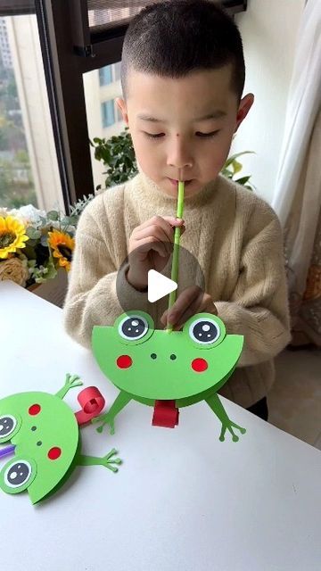 7,337 likes, 18 comments - paper.crafts.in on January 22, 2024: "A little frog that can stick out its tongue🐸, use cardboard and a straw to make a little frog that can stick out its tongue for children. It is simple and interesting #parentchild #handicraft #kindergarten #handicraft #homemade #toy #creative #children #handicraft #littlefrog #origami #handicraft paper craft ideas". Frog Craft For Kindergarten, Frog Paper Craft, Paper Frog Craft, Diy Straw Crafts, Straws Crafts, Museum Craft, Straw Activities, Soal Tk, Frogs For Kids