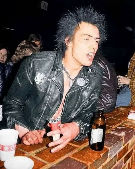 Sid Viscous, Sid Vicious Nancy, Nancy Spungen, Bowie Shirt, Sid And Nancy, Punk Style Outfits, Estilo Cholo, 70s Punk, Punk Men