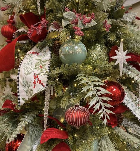 Maroon Christmas Tree, Dining Room Tree, Maroon Christmas, Boot Centerpiece, Living Room Christmas Tree, Room Christmas Tree, Elegant Christmas Tree Decorations, Christmas Tree Trimming, Christmas Traditional