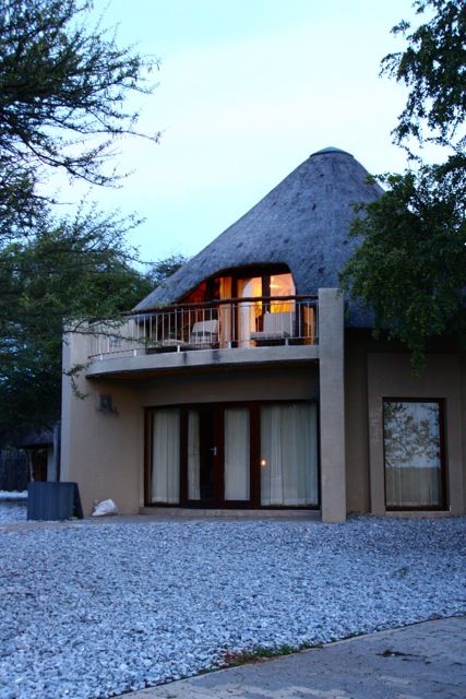 Cottage Roof Design, House Interior Aesthetic, Lodges Design, Organization Drawers, Decoration Things, Round House Plans, Etosha National Park, Lodge Design, Hut House